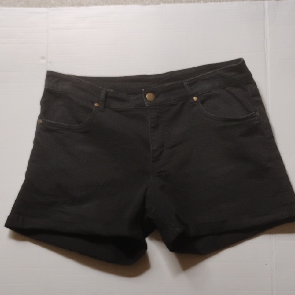 Serra Women's Black Jean Shorts. New.